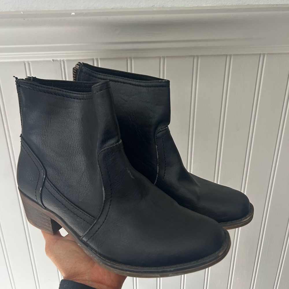 BareTraps 7 1/2 Black Ankle Zipper Back Booties Boots